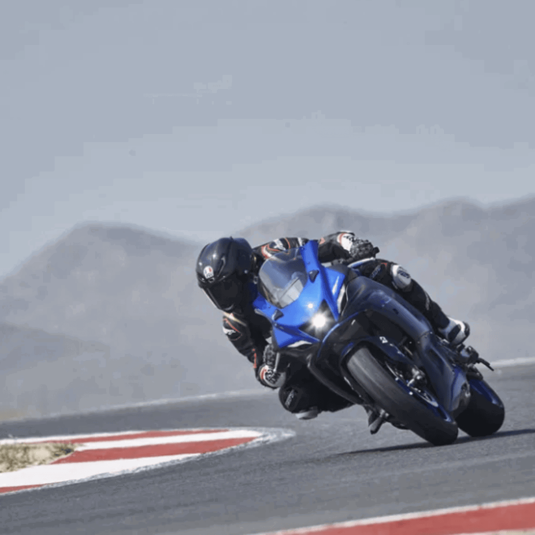Yamaha R7 on the track