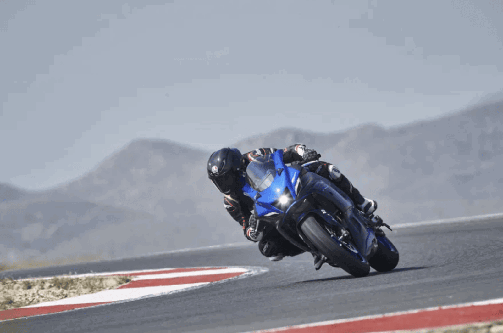 Yamaha R7 on the track