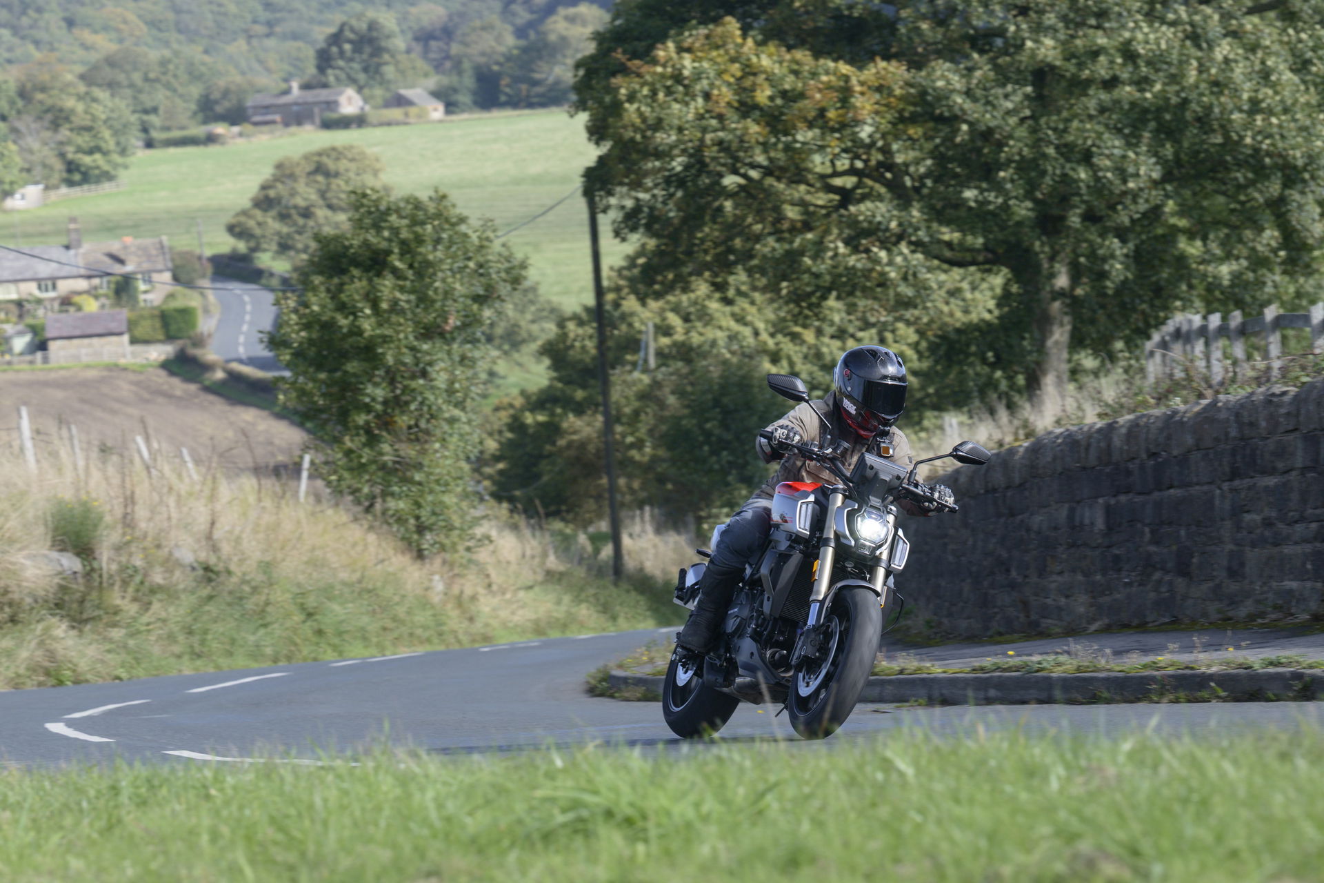 The QJ Motor SRK 900 - riding