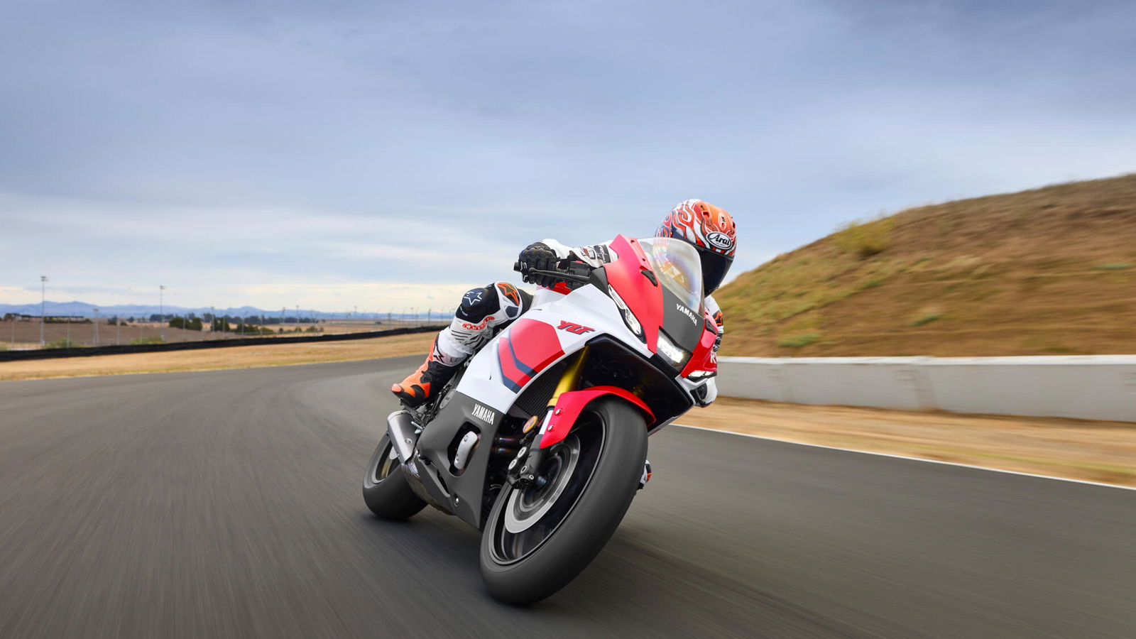 Yamaha R7 riding on a track in its new Anniversary White colours