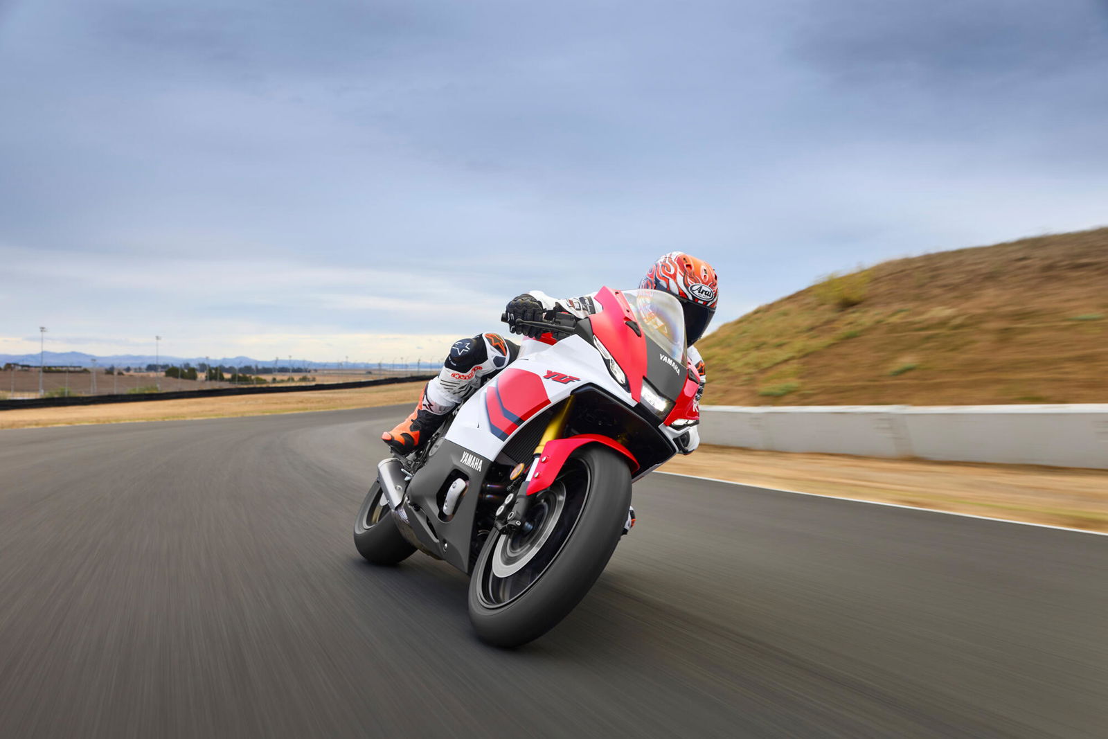 Yamaha R7 riding on a track in its new Anniversary White colours
