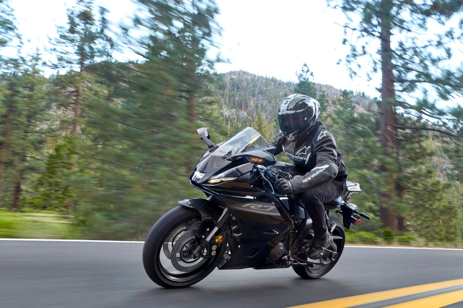 Yamaha R7 riding on the road
