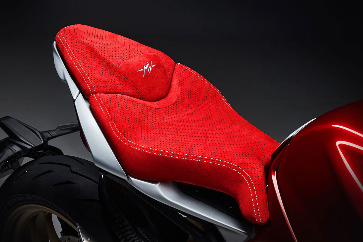 All-red Brutale Serie Oro seat