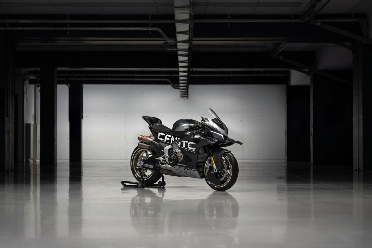 후면 스탠드에 장착된 CFMoto의 새로운 V4 SR-RR