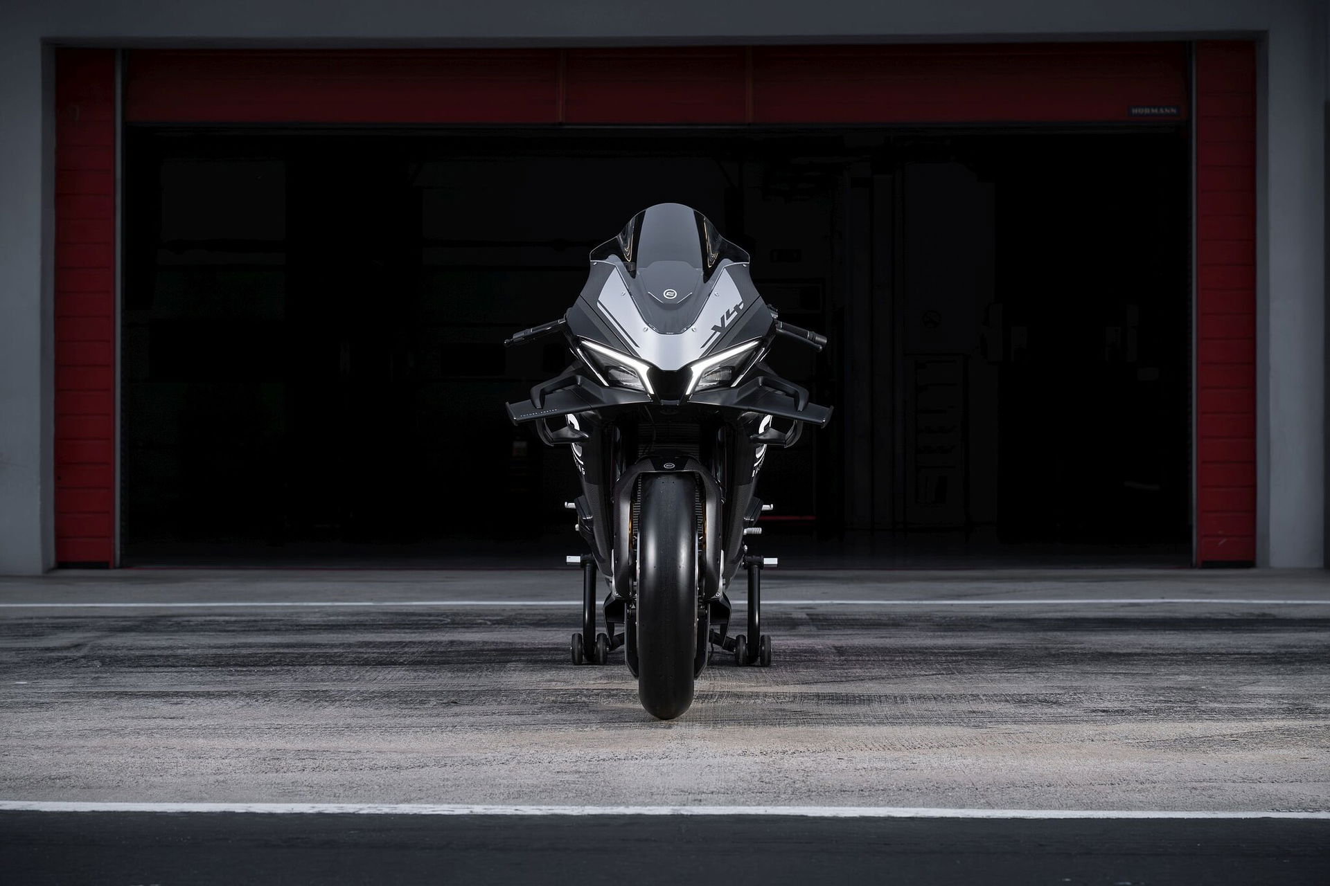 새로운 CFMoto V4 SR-RR 프로토타입의 전면 모습