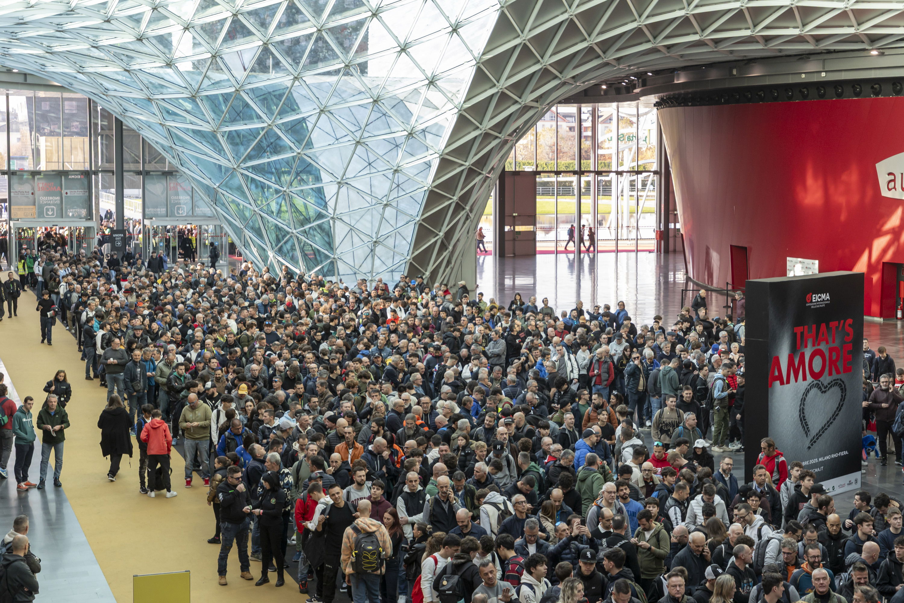The crowds cueing to get into the event (and yes, we are in that, somewhere!)