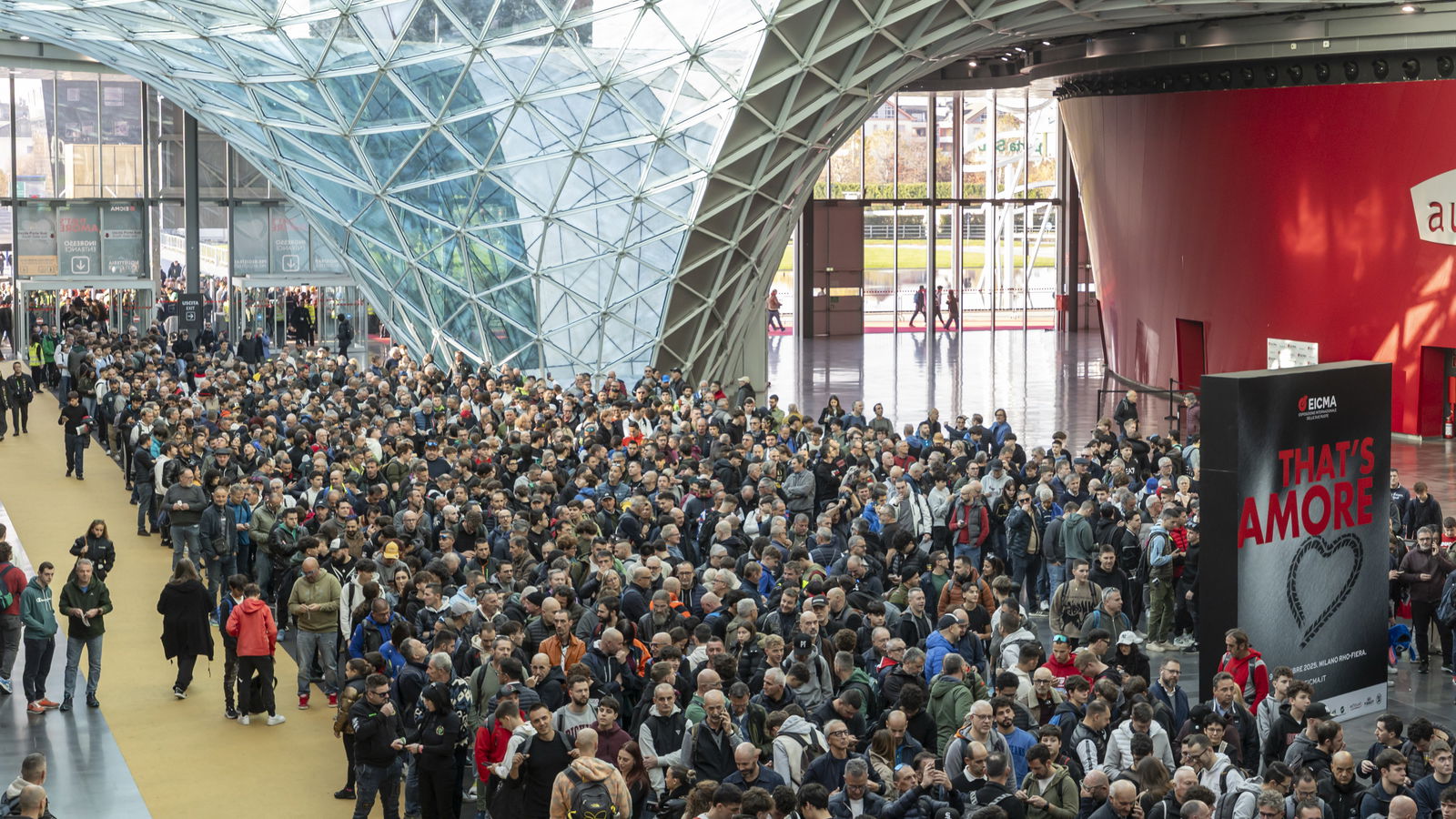 The crowds cueing to get into the event (and yes, we are in that, somewhere!)
