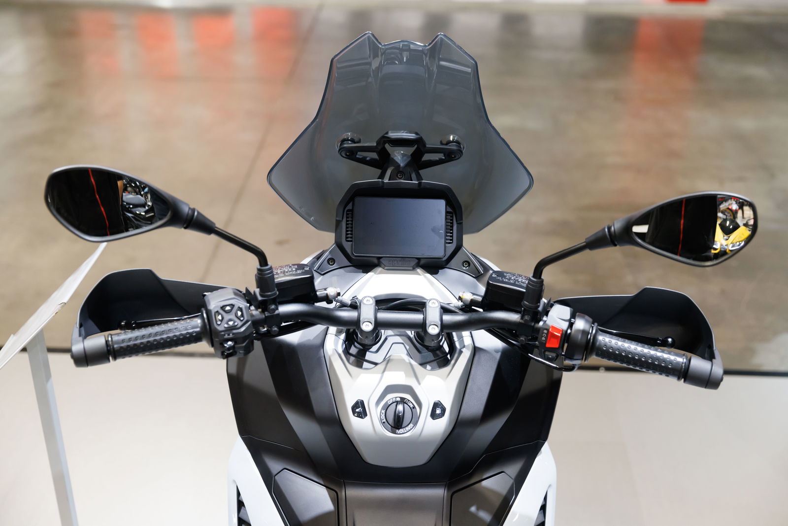 Aprilia SR GT 400 handlebar and dashboard