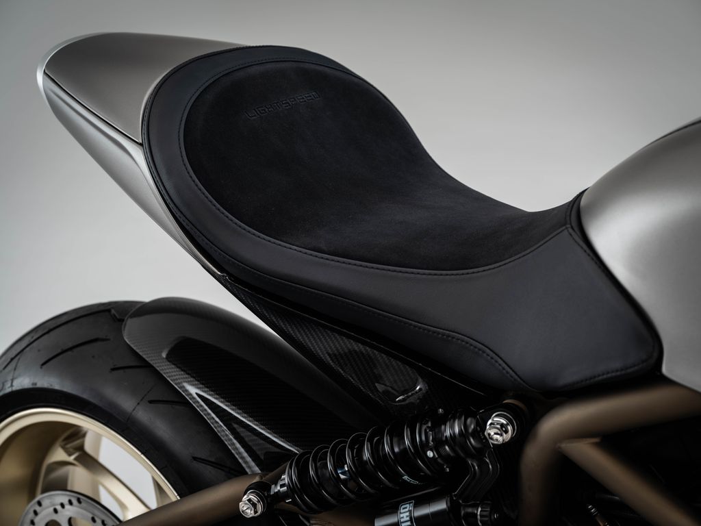 The seat height is recorded as 790mm