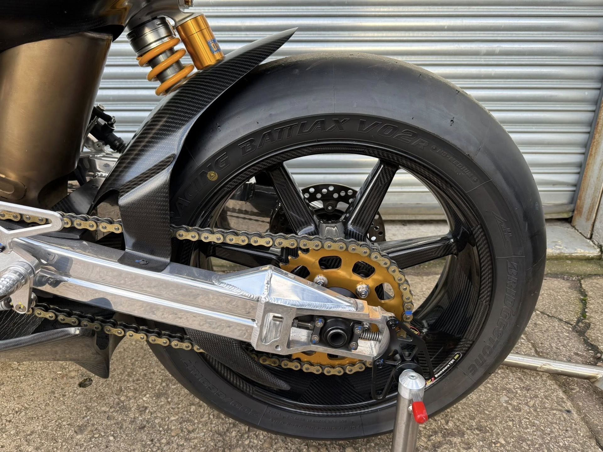 Ohlins 서스펜션 및 Bridgestone 뒷 타이어