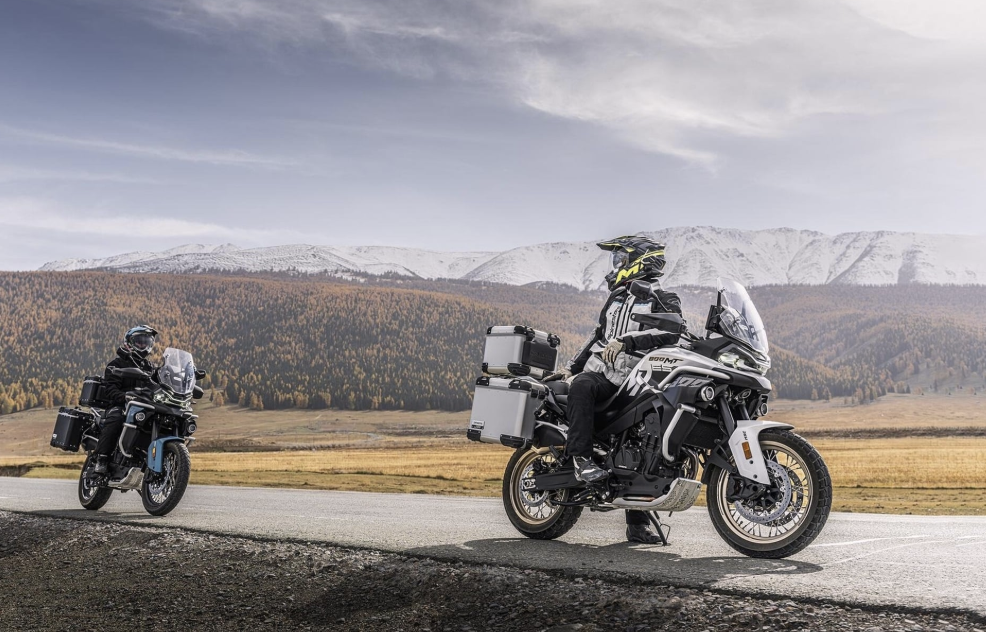 Two CFMoto 800MT ES bikes stopped on the road