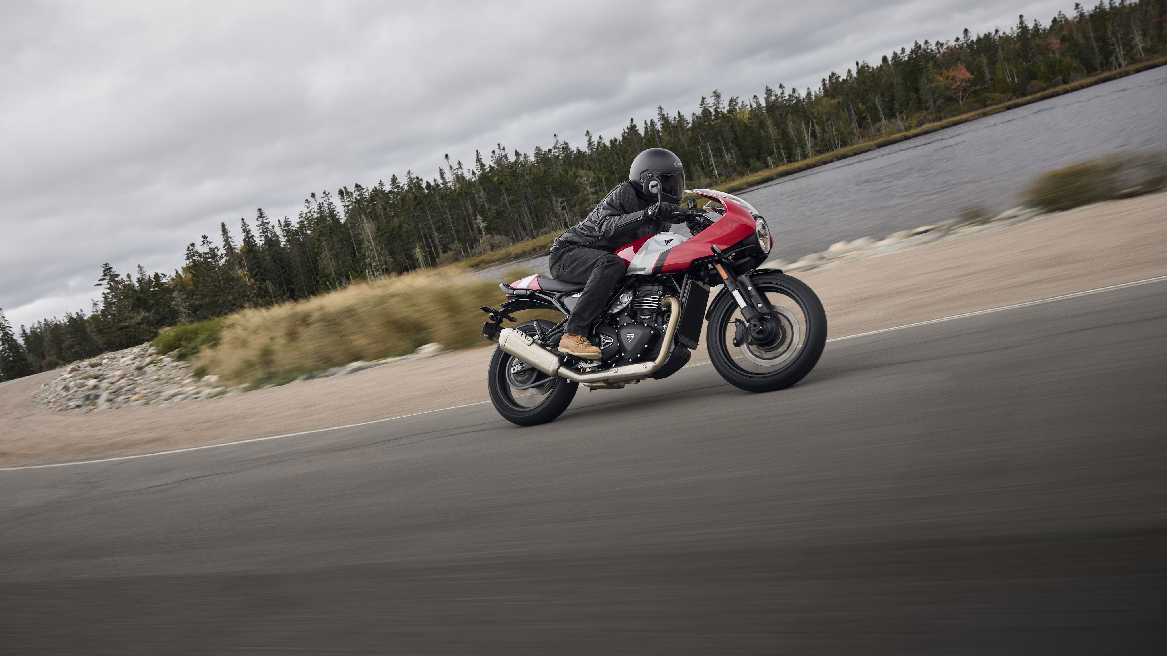 The Triumph Thruxton 400 - riding