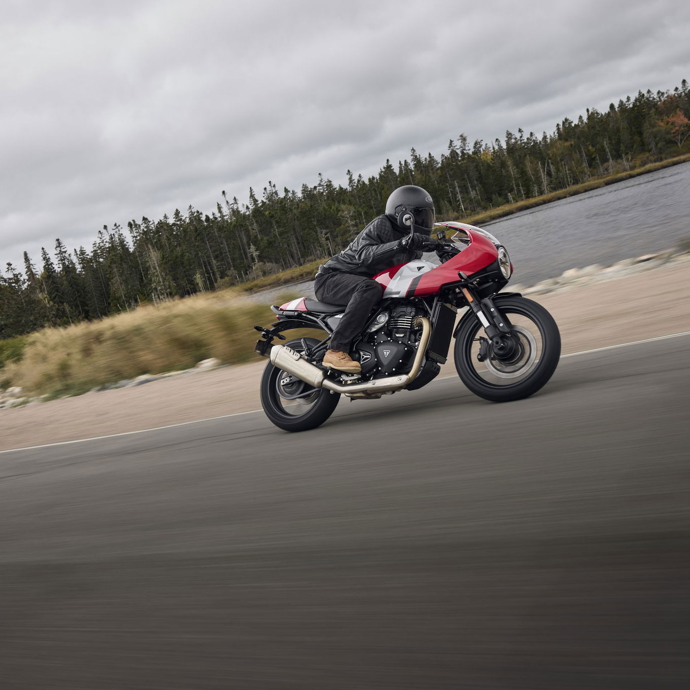 The Triumph Thruxton 400 - riding