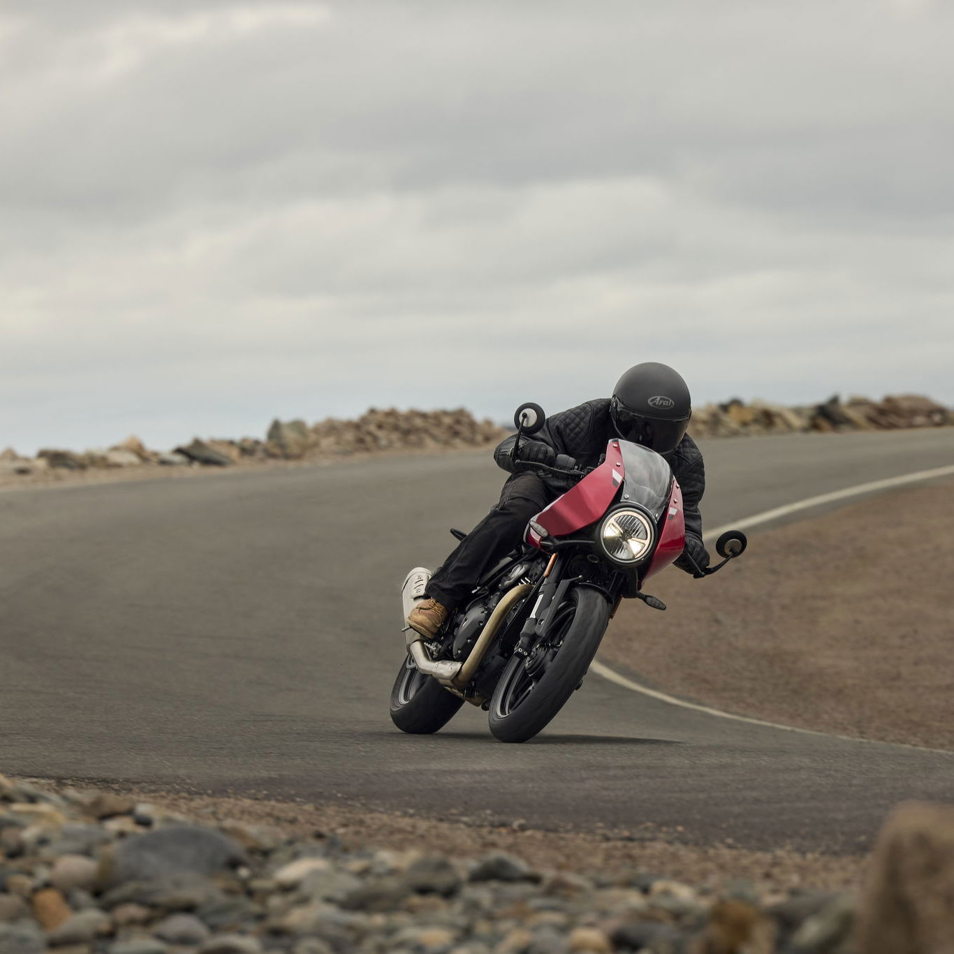 The Triumph Thruxton 400 - riding