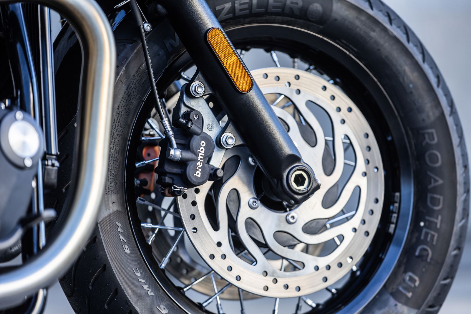 Lighter wheels at both ends contribute to an overall 1kg weight saving