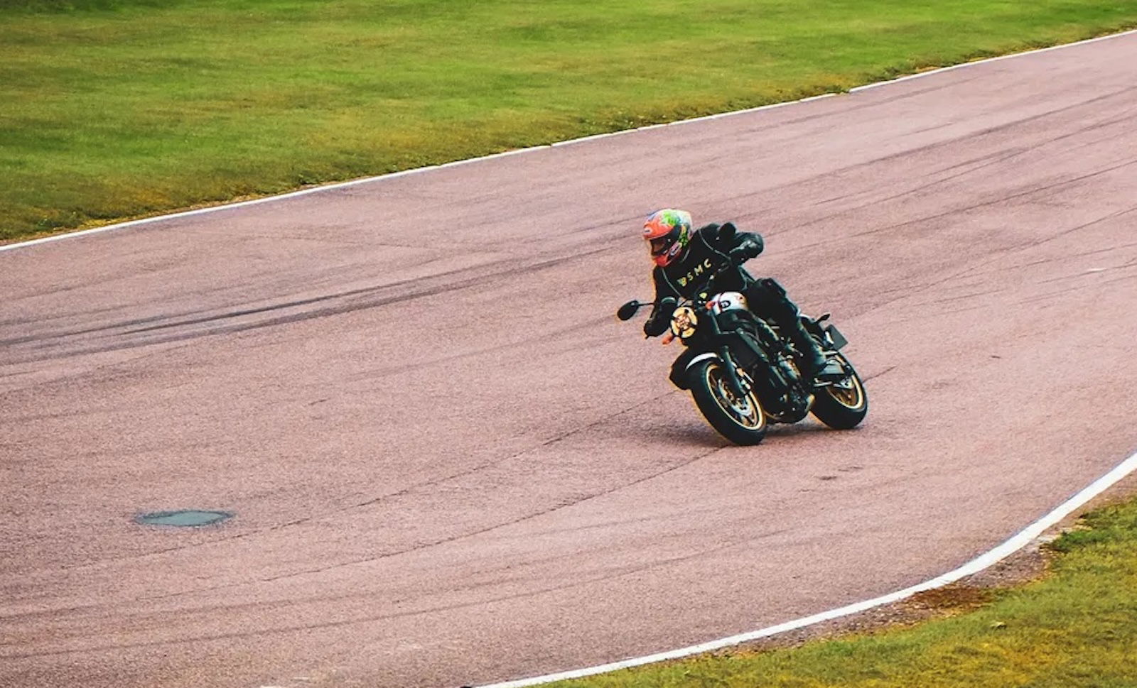 Racing a Yamaha XSR700 at Lydden Hill