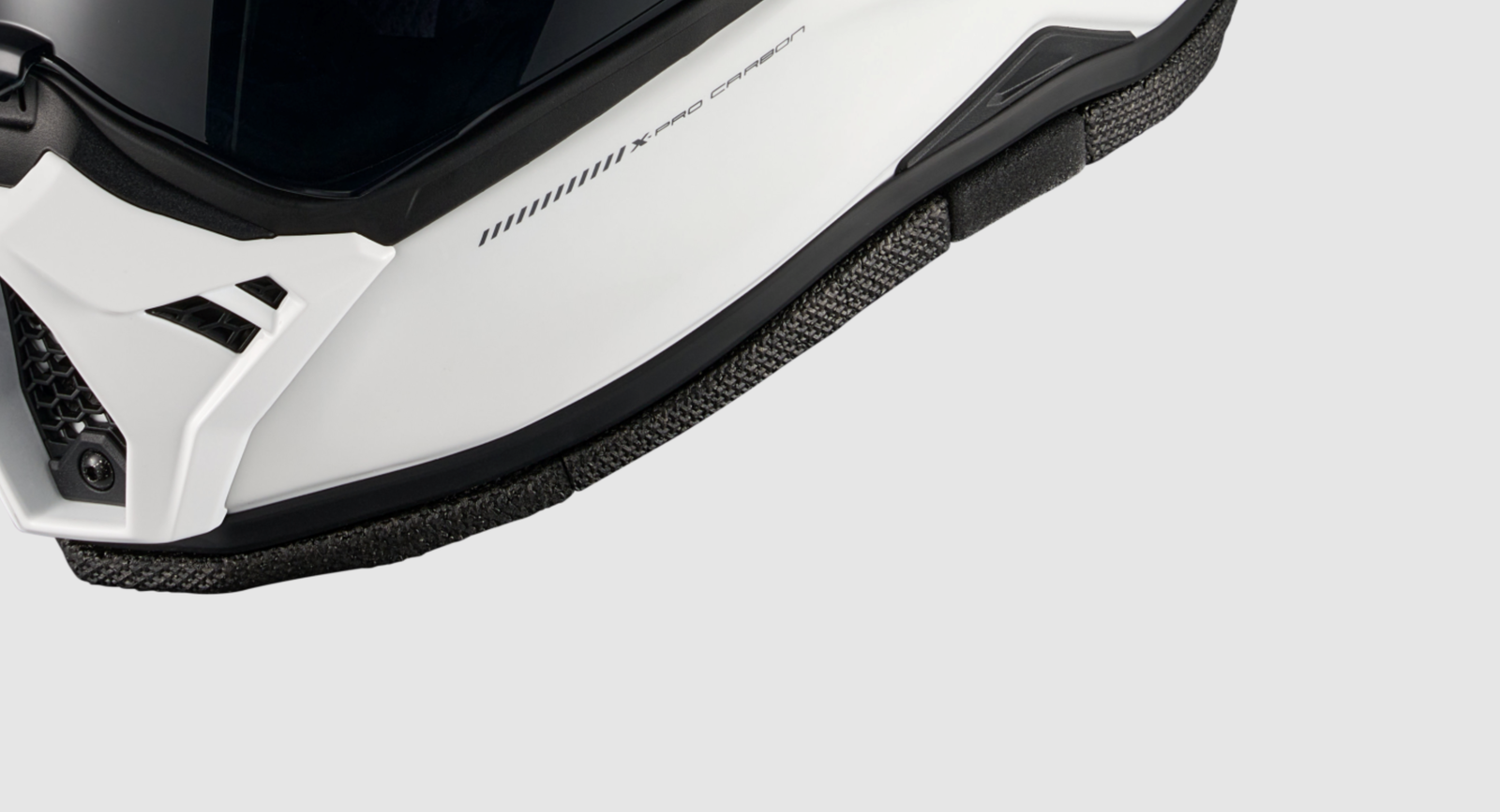 The lower edge of the helmet feature EPS to protect collar bones