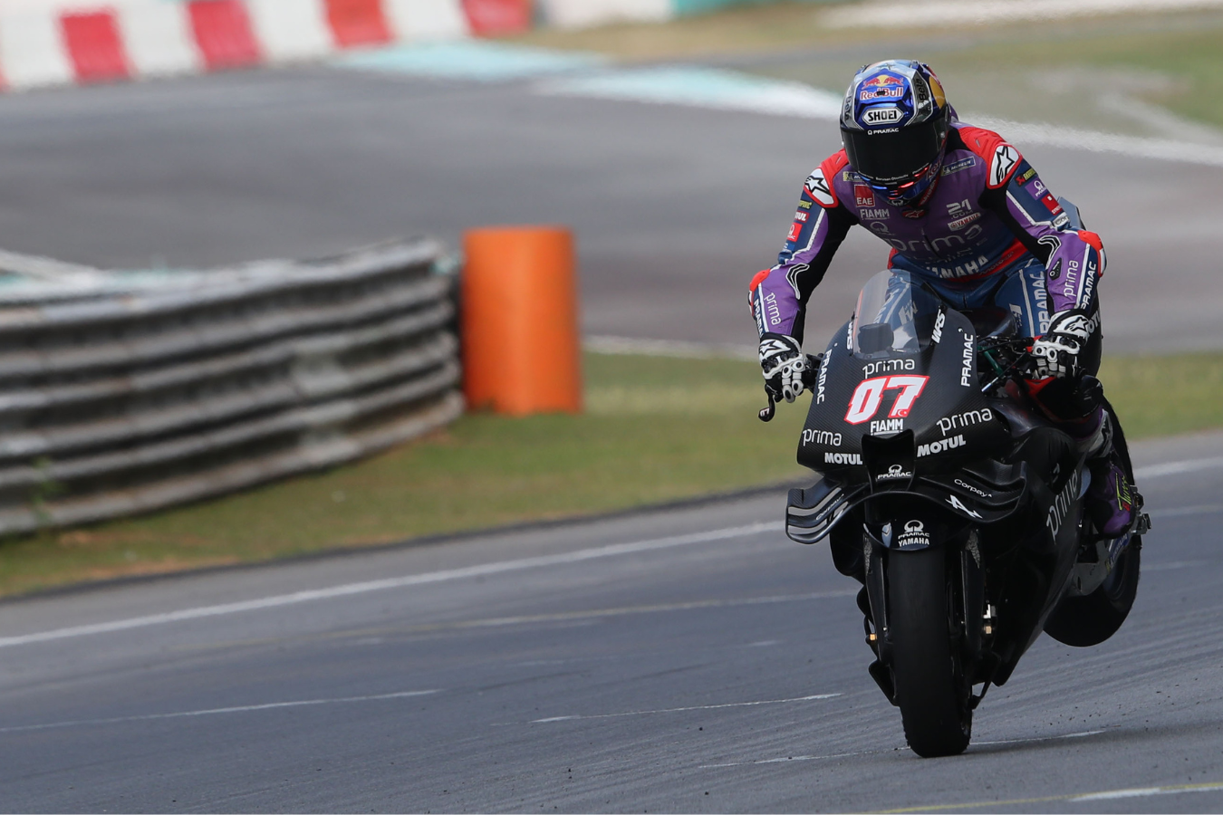 Toprak Razgatlioglu riding a Yamaha at Sepang
