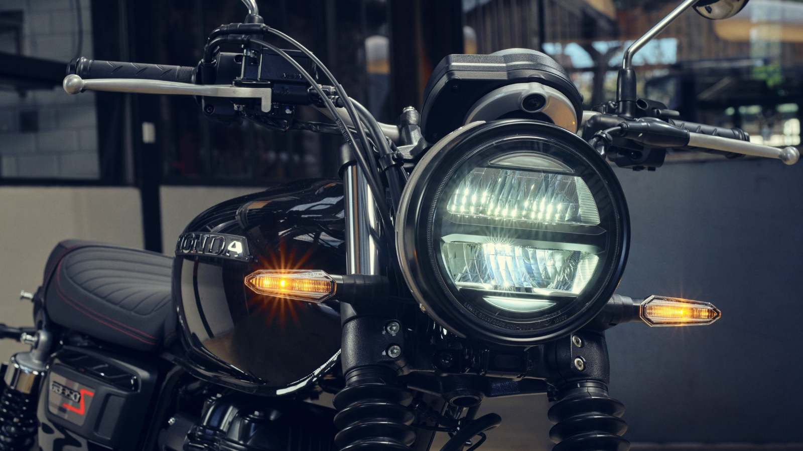 Front headlight of the Honda GB350S