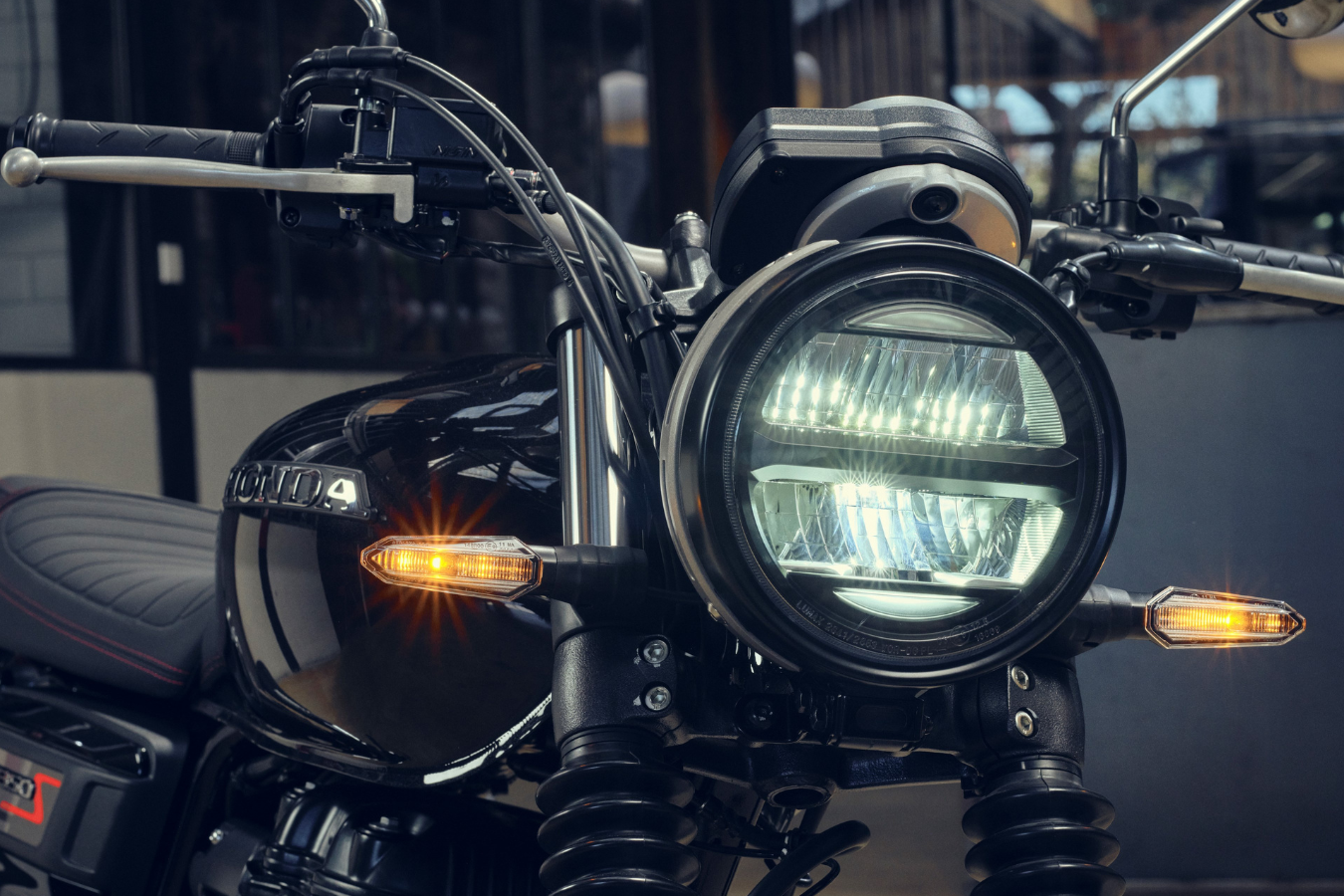 Front headlight of the Honda GB350S