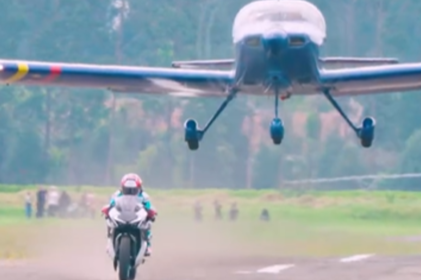 David Alonso racing an aircraft