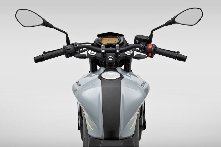 Benelli BN 125 fuel tank and dash