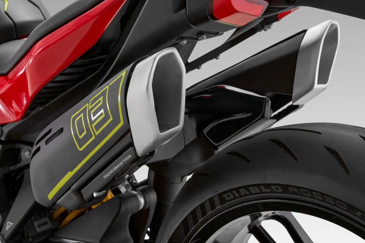 The SRK 921's dual exhaust setup