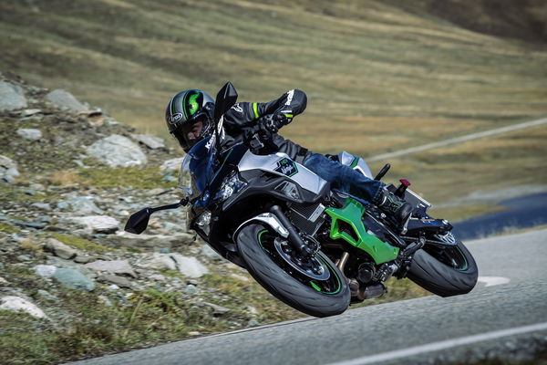 Kawasaki Ninja 7 Hybrid - riding