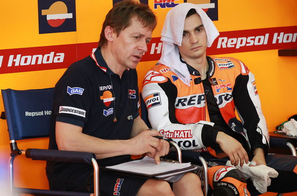 Mike Leitner discusses with Dani Pedrosa in Repsol Honda pit box, 2011 Sepang MotoGP test. - Gold and Goose