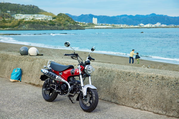 Honda ST125 Dax my2023, red, beach.