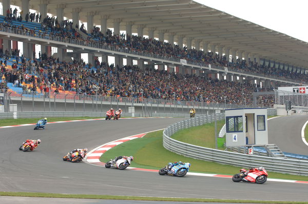 Sete Gibernau leads the field at the 2006 Turkish MotoGP in Istanbul