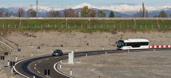 Electric Fiat 500 and Iveco bus on "Arena del Futuro" prototype induction charging road. - Stellantis