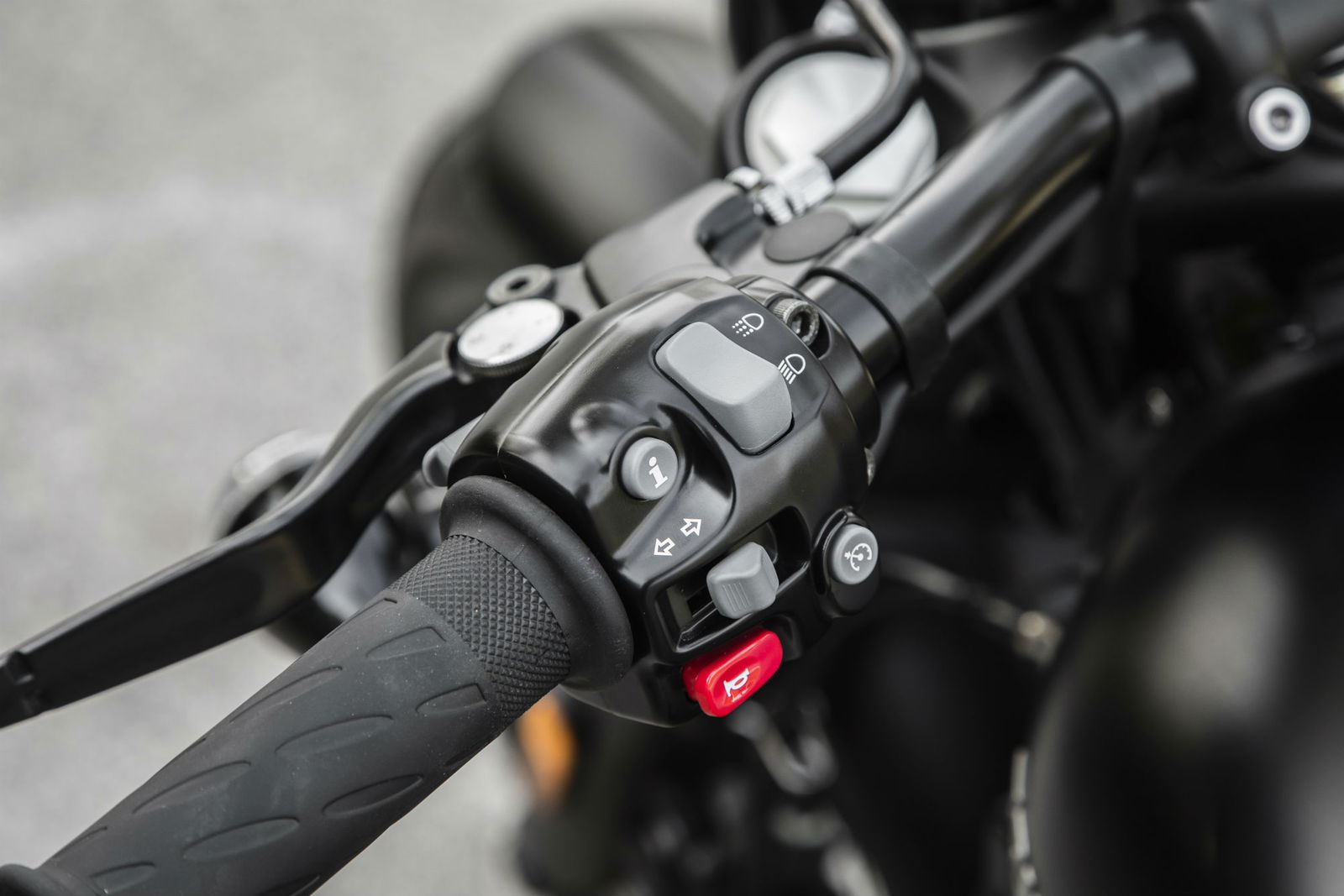 Triumph Bonneville Bobber Black review