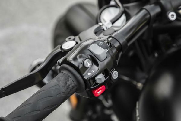 Triumph Bonneville Bobber Black review