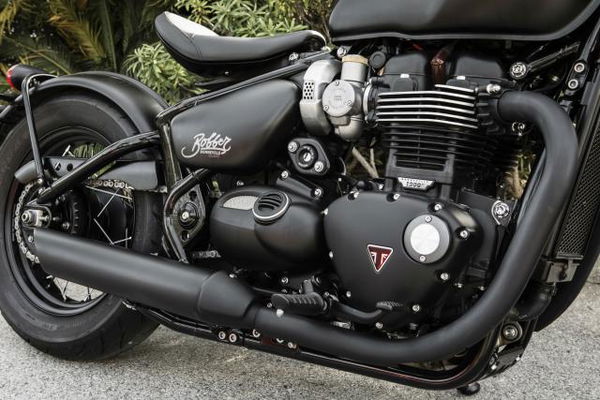 Triumph Bonneville Bobber Black review