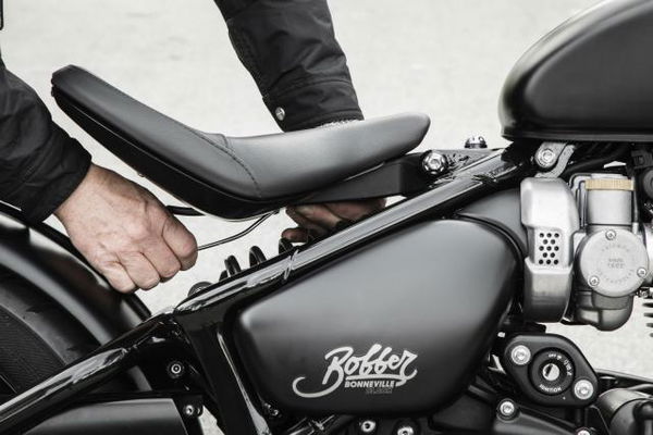 Triumph Bonneville Bobber Black review