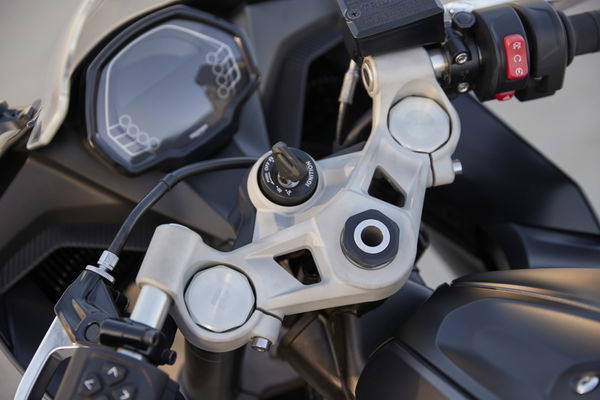 The cockpit of the new Daytona 660