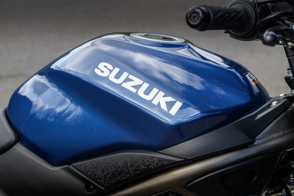 The fuel tank of the Suzuki SV650