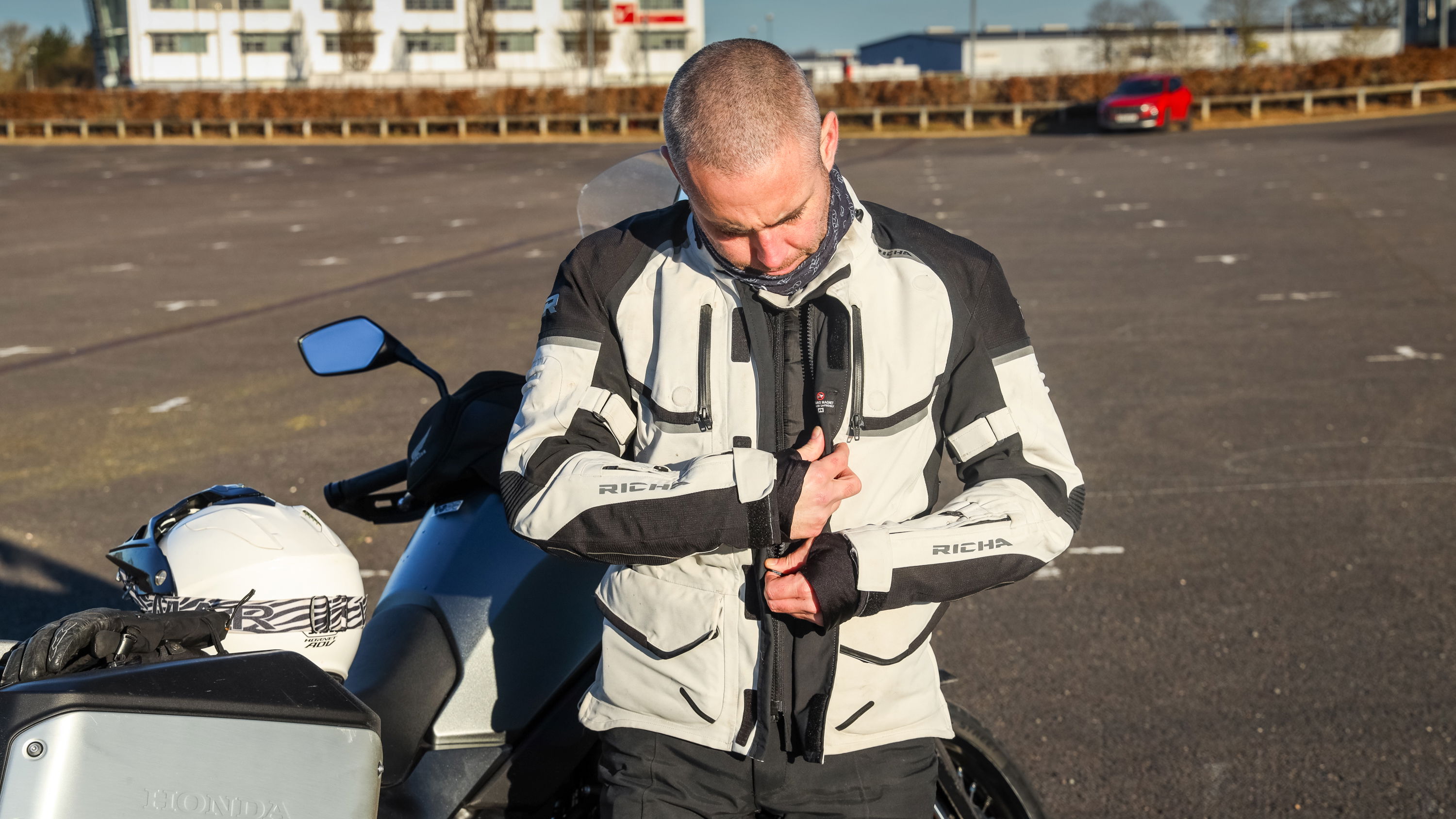 Richa Atlantic jacket - zipping up