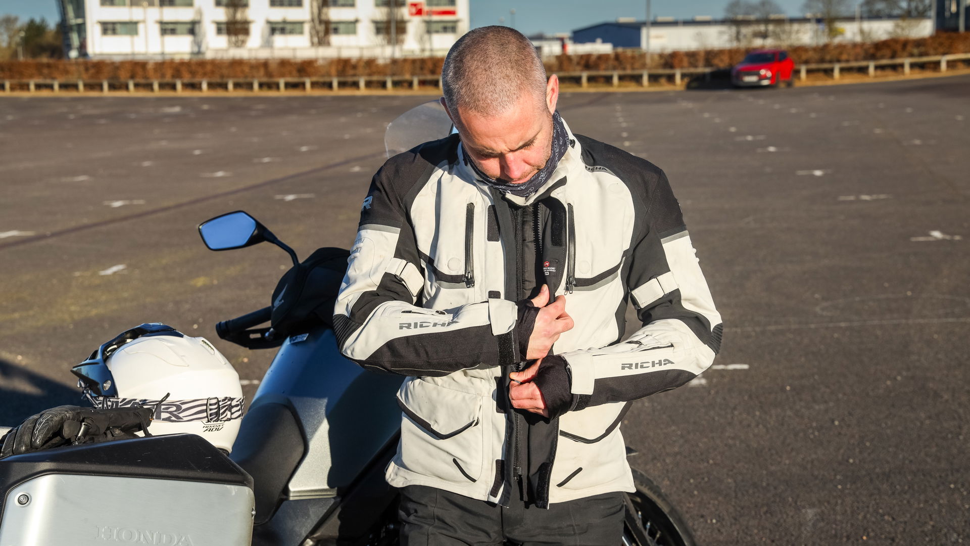 Richa Atlantic jacket - zipping up