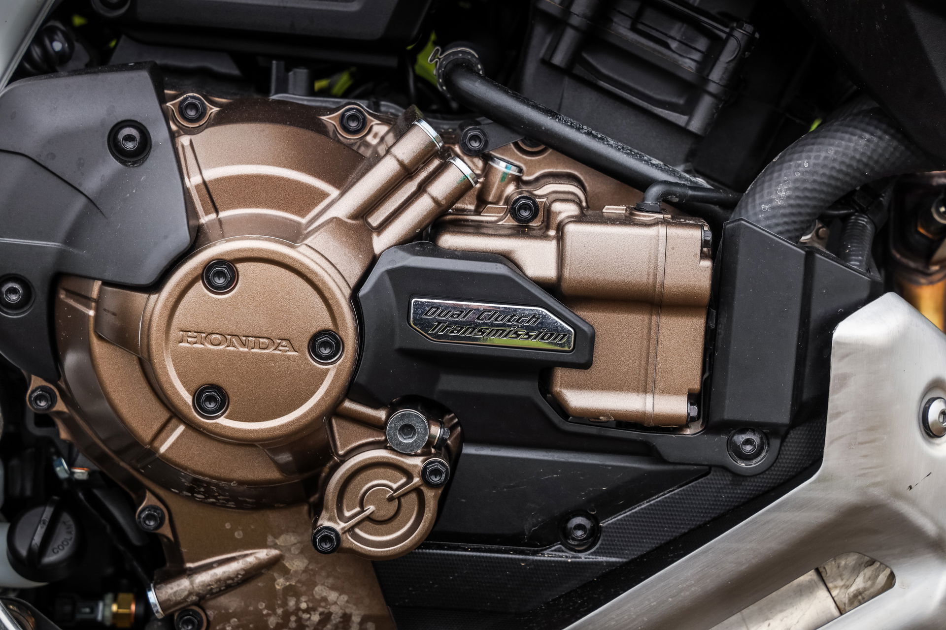 Honda Africa Twin Adventure Sports - engine/transmission detail