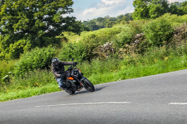 KTM Duke 990 - riding