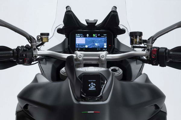 The TFT screen on the Multistrada V4