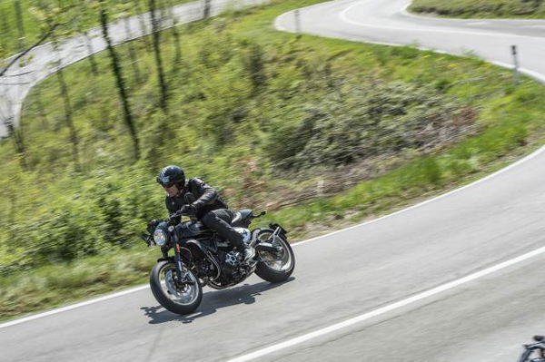 Ducati Scrambler Café Racer (2017) review