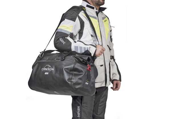 A motorcyclist using the Givi GRT712B cargo bag