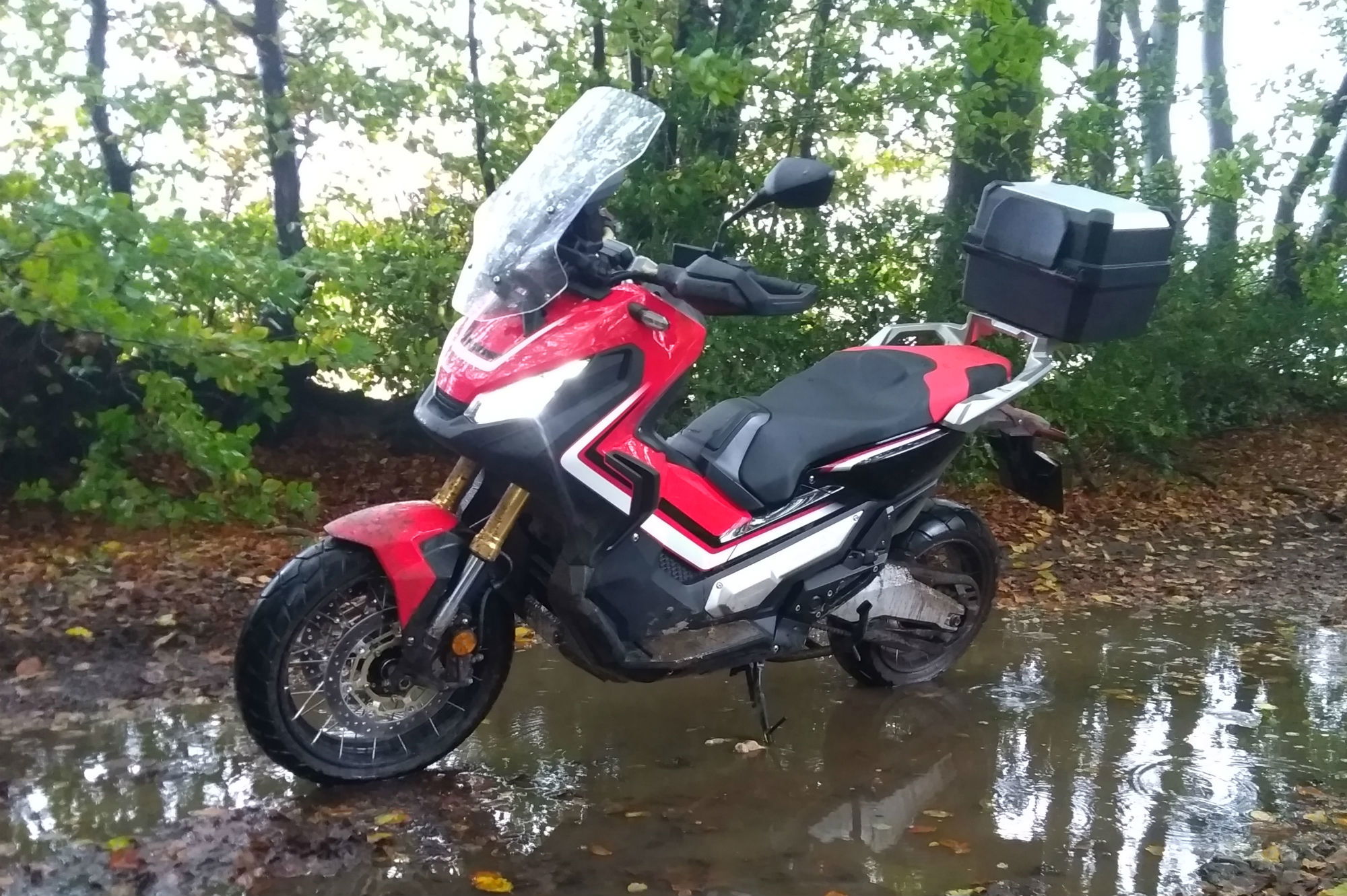 Honda X Adv Vs Yamaha Tmax Review Visordown Honda X Adv Vs Yamaha Tmax Review Visordown