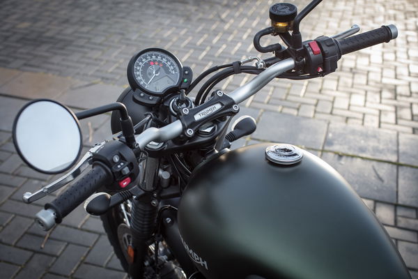 Triumph Street Scrambler clocks and bars