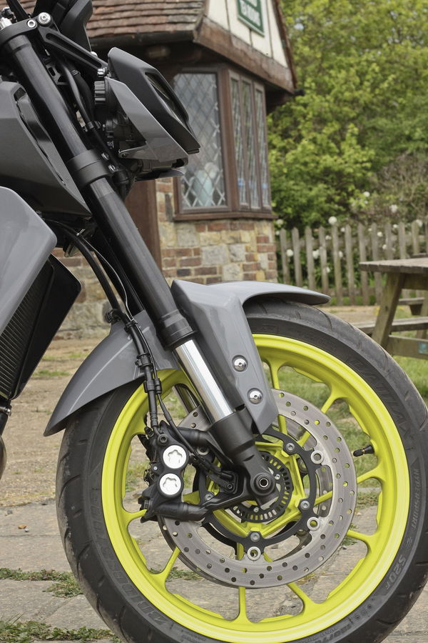 Yamaha MT-09 forks and brakes