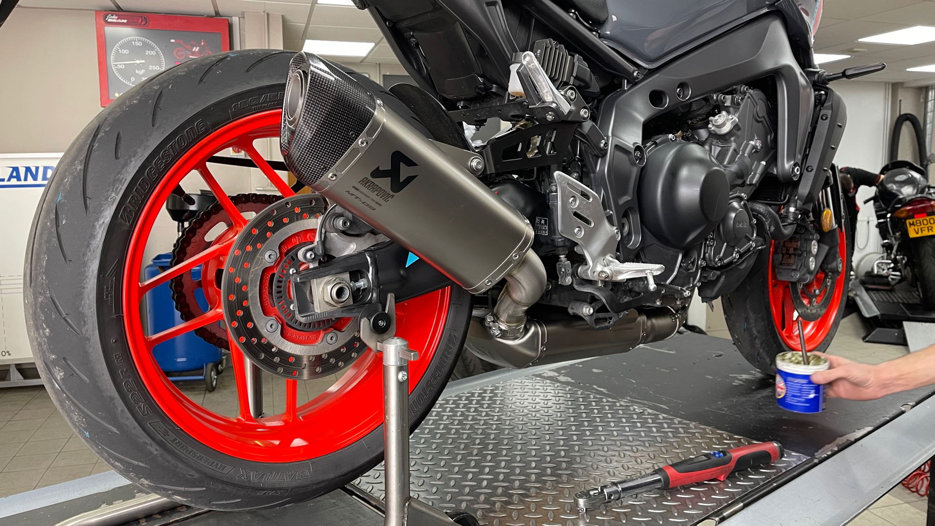 Yamaha MT-09 (2021) Akrapovič full system review