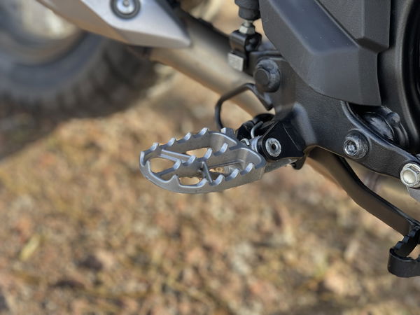 Bear-trap footpegs